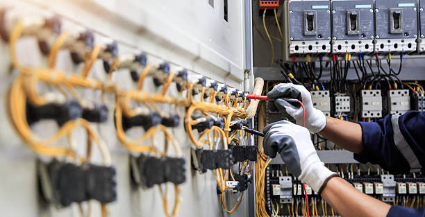Professional Electrician technician working in Lisbon, IA
